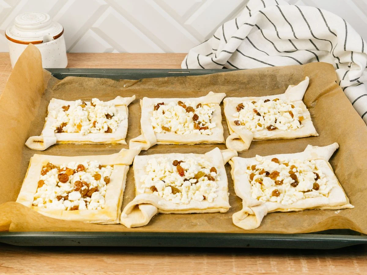 Шаг 9: Конвертики с творогом и изюмом