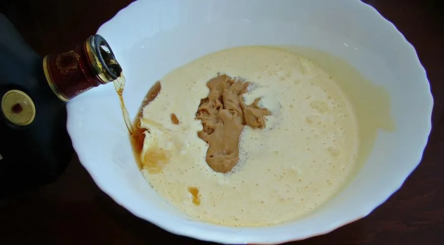 Кулич с вареной сгущенкой и миндалем: шаг 9