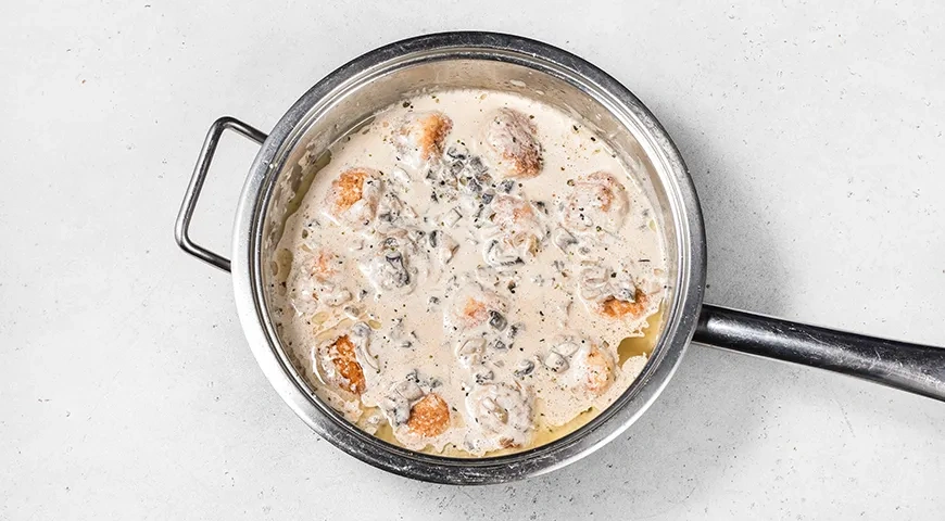 Куриные фрикадельки в грибном соусе (на сковороде): шаг 9