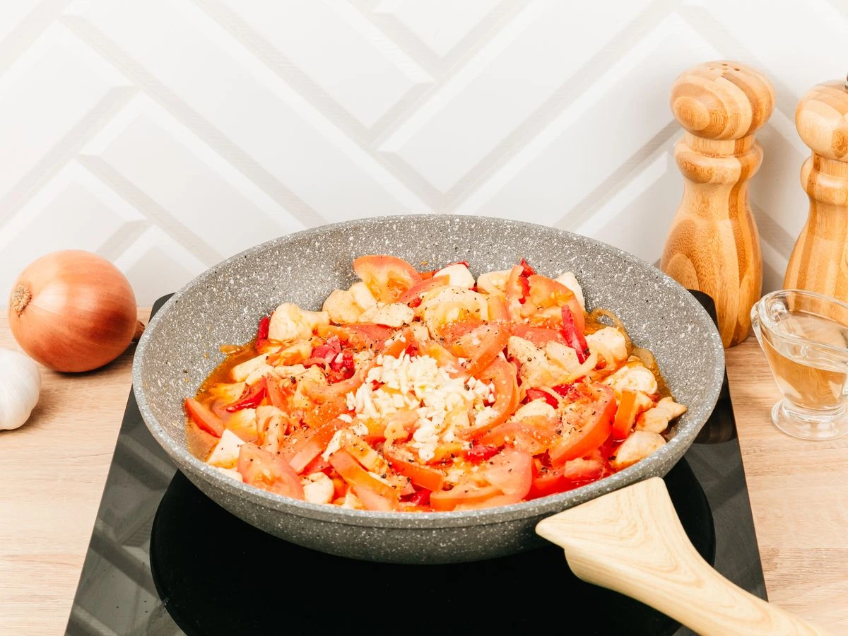 Шаг 9: Курица тушёная с овощами