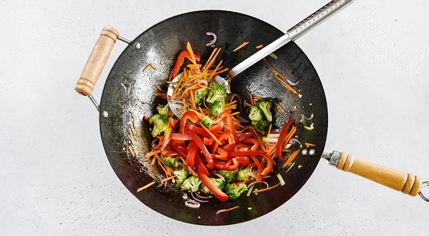 Лапша вок с курицей и овощами: шаг 9