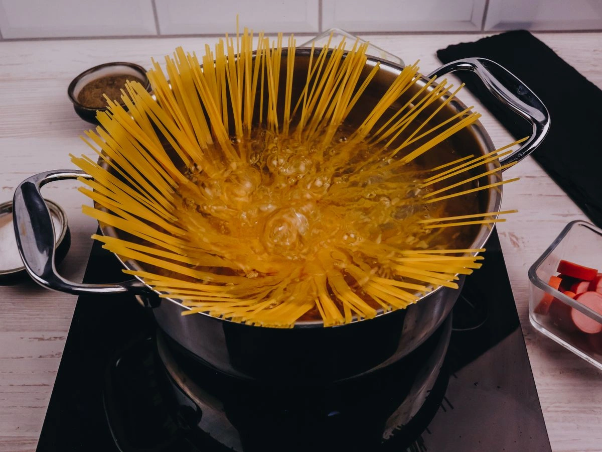 Шаг 9: Макароны с сосисками в томатном соусе