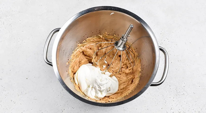 Медовик с черносливом и грецкими орехами: шаг 9