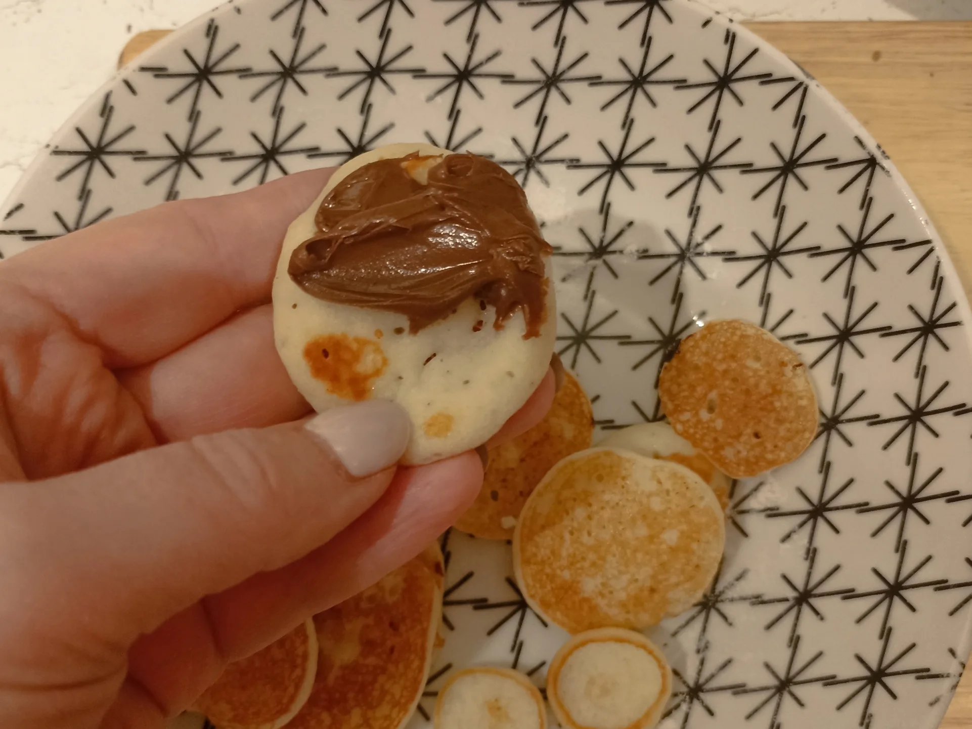 Шаг 9: Мини-панкейки на шпажках с нутеллой и клубникой