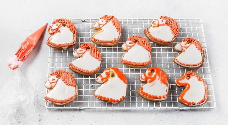 Новогоднее печенье «Лошадки» на елку: шаг 9