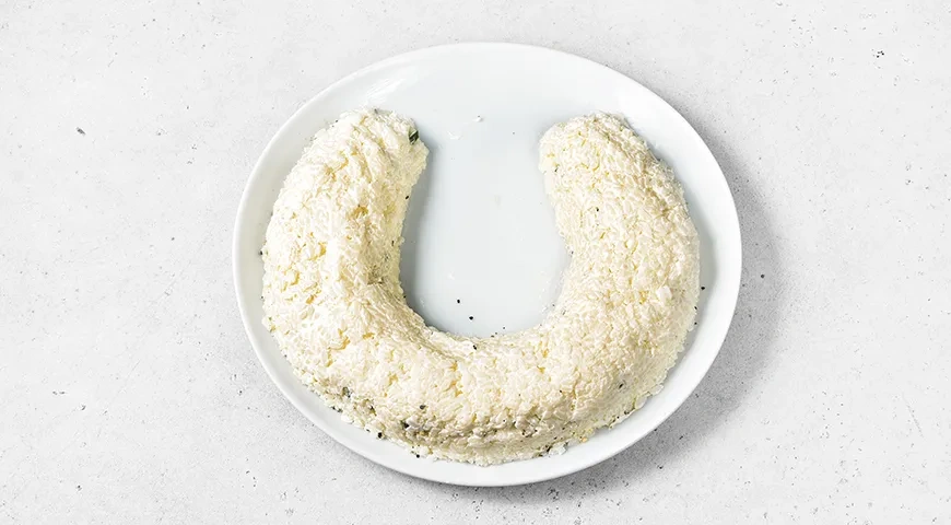 Новогодний салат «Подкова на счастье»: шаг 9