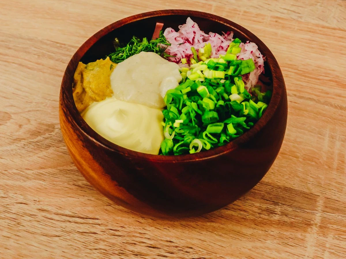 Шаг 9: Окрошка с колбасой и редисом