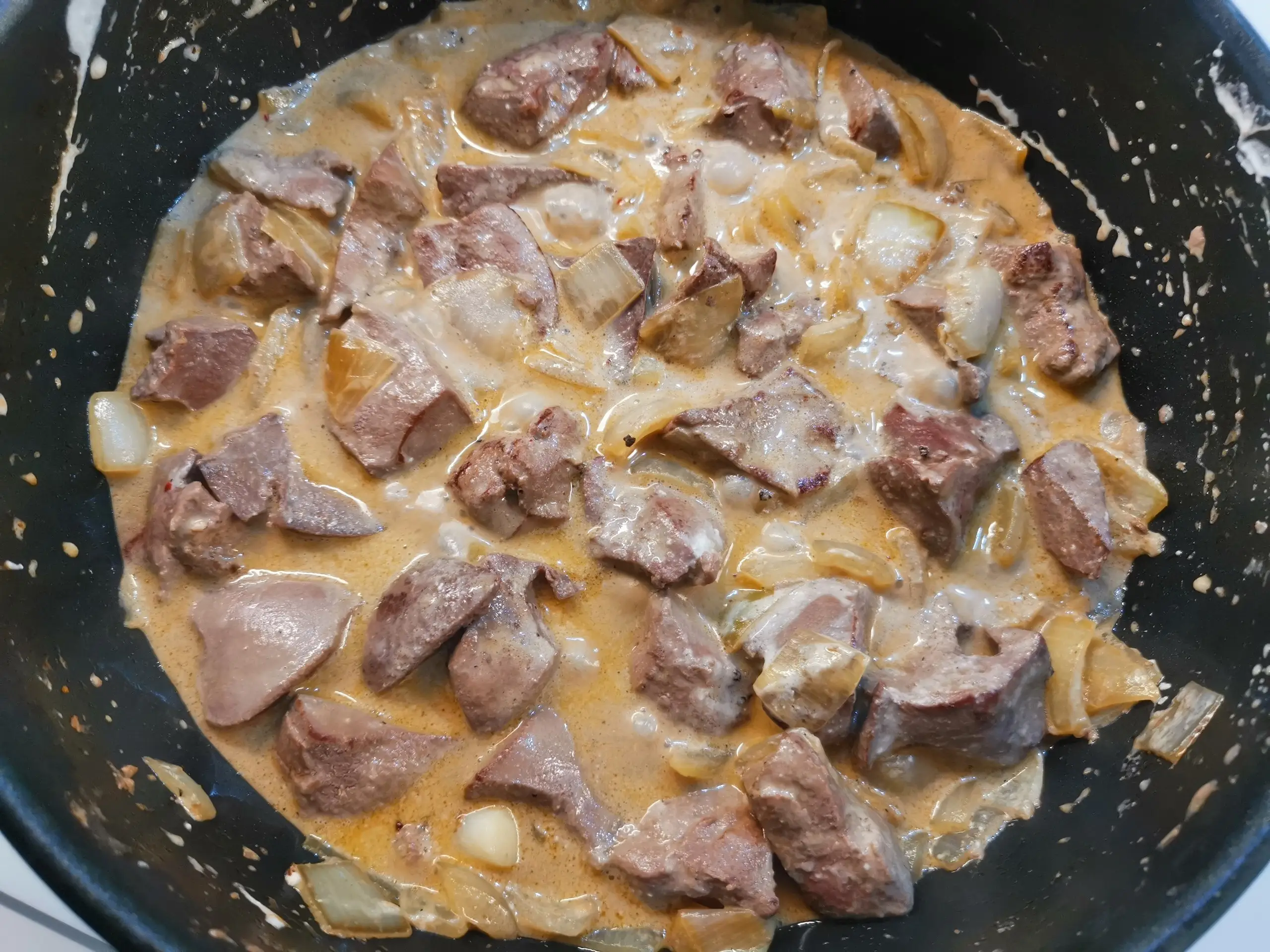 Шаг 9: Печень с луком в сметане