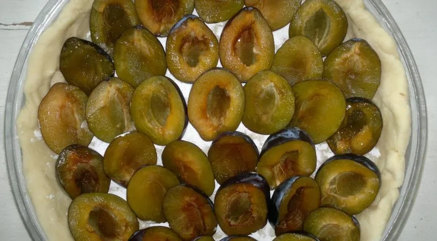 Пирог из творожного теста со сливами и ореховой карамелью: шаг 9