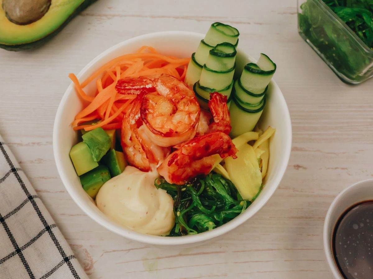 Шаг 9: Поке с креветками в соусе свит чили
