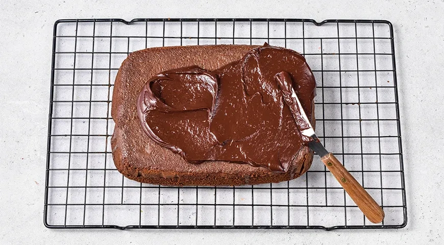 Простой шоколадный пирог с пропиткой и глазурью: шаг 9