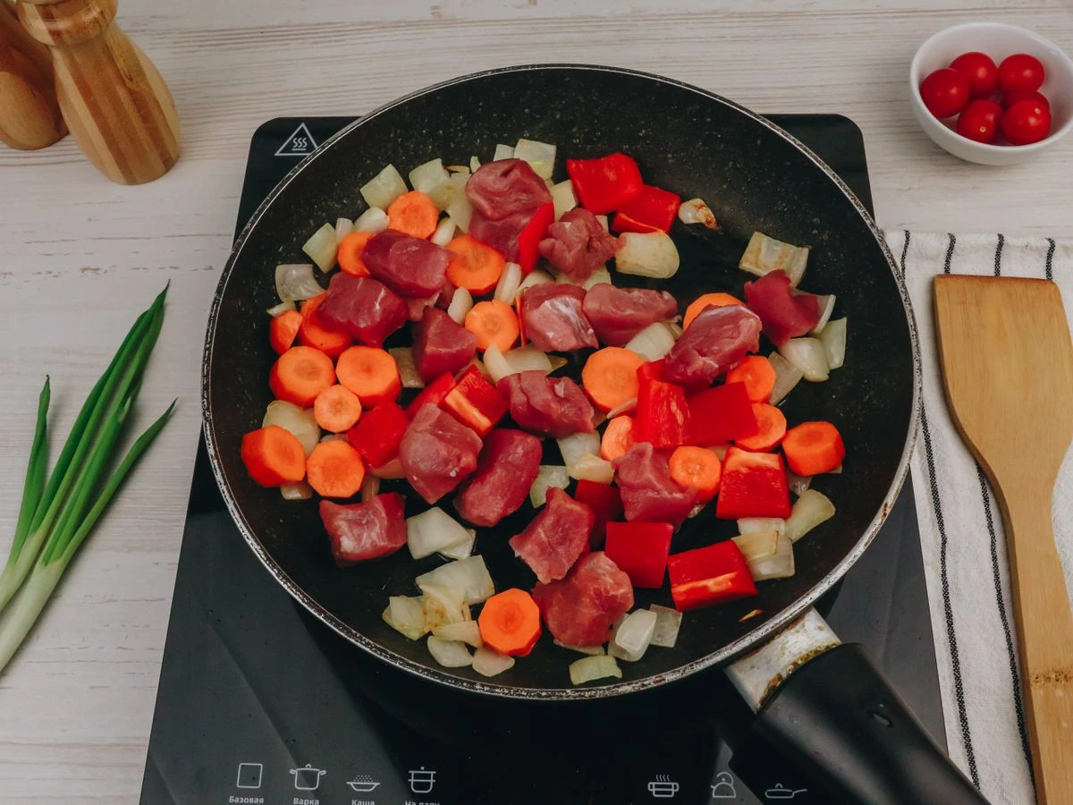 Шаг 9: Пюре со свиным гуляшом