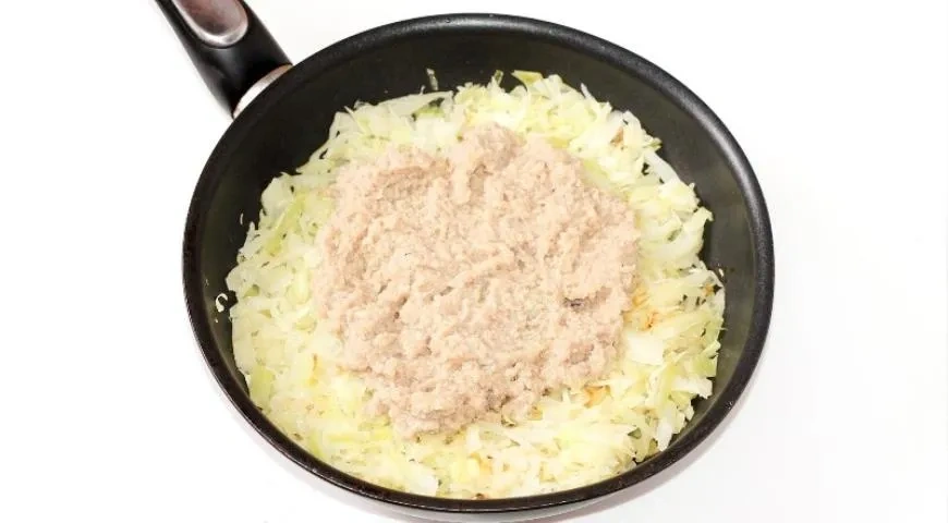 Расстегаи с капустой и мясом в духовке: шаг 9