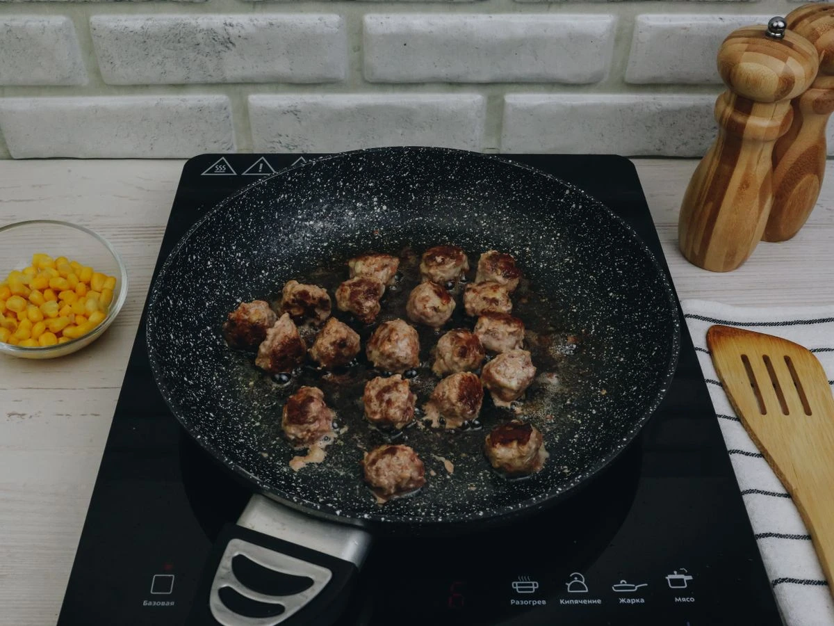 Шаг 9: Рис с фрикадельками и кукурузой