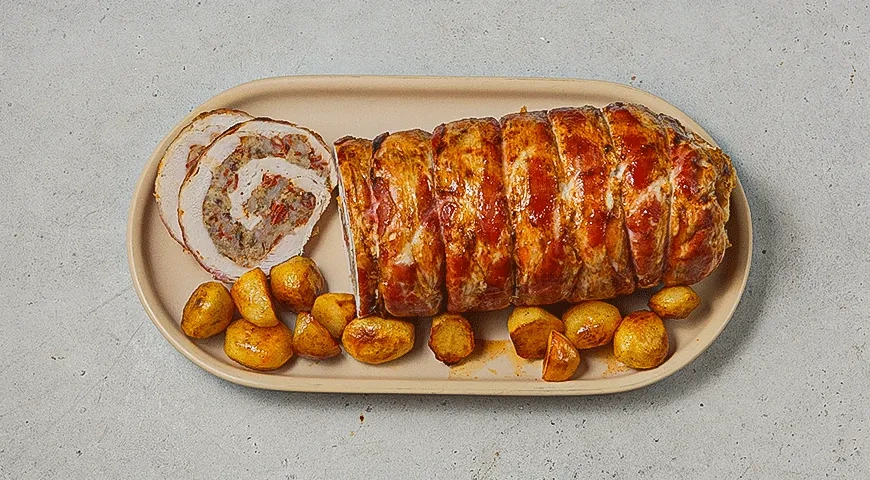 Рулет из индейки с колбасками: шаг 9