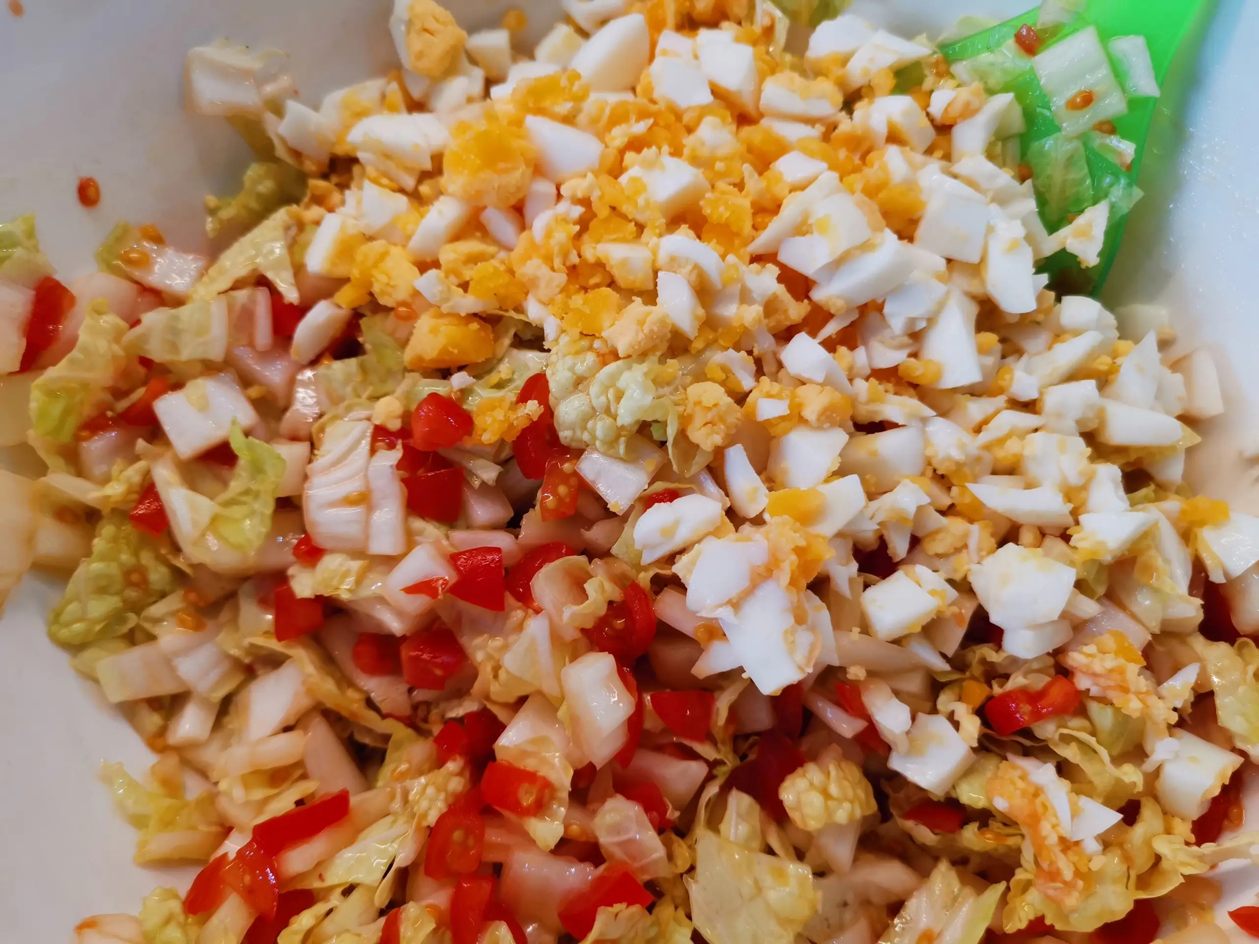 Шаг 9: Салат из пекинской капусты с яйцом