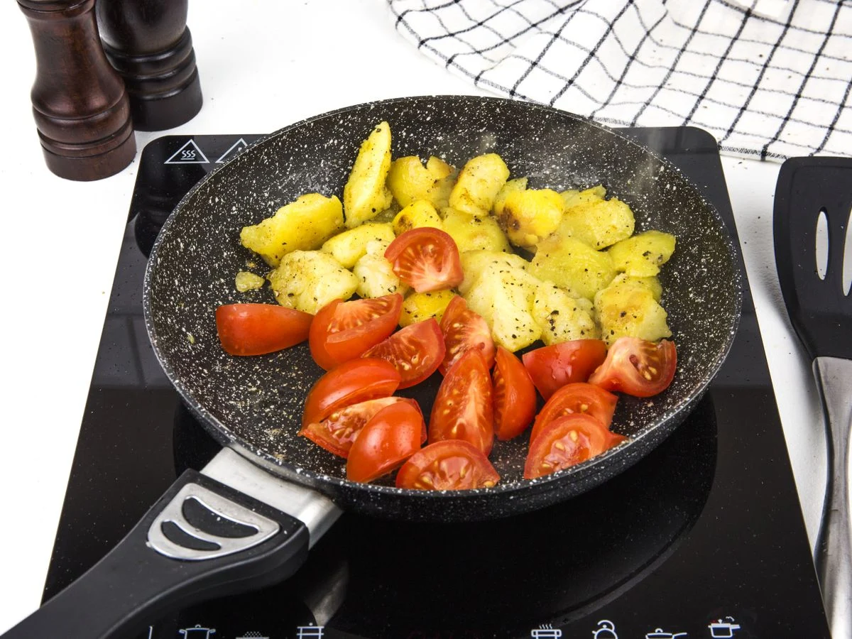 Шаг 9: Салат из томатов и запеченного картофеля