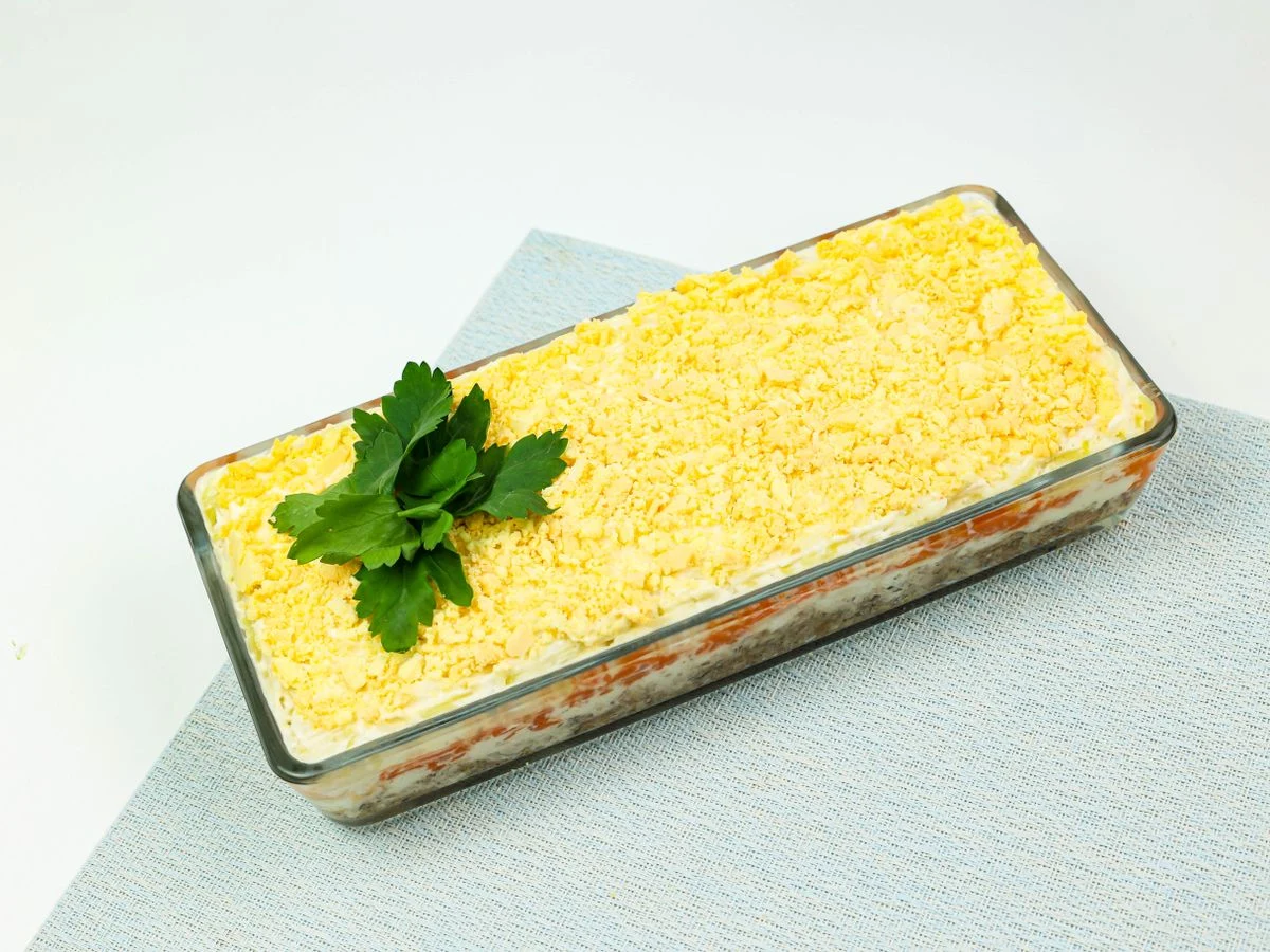 Шаг 9: Салат «Мимоза» с сайрой