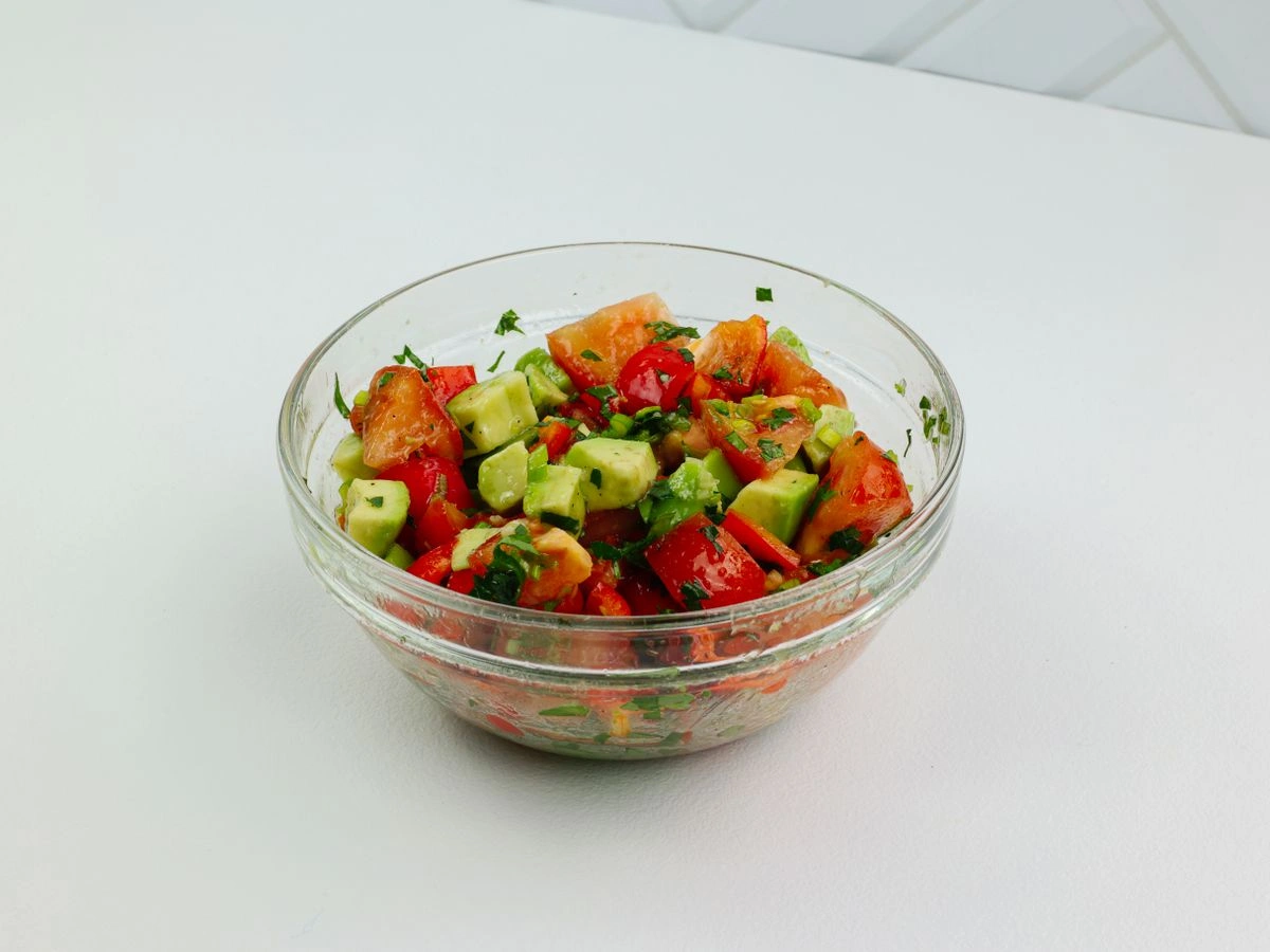 Шаг 9: Салат с авокадо и томатами