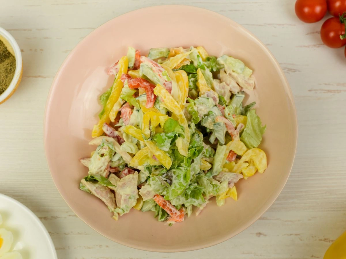 Шаг 9: Салат с копченой курицей, болгарским перцем и помидорами черри