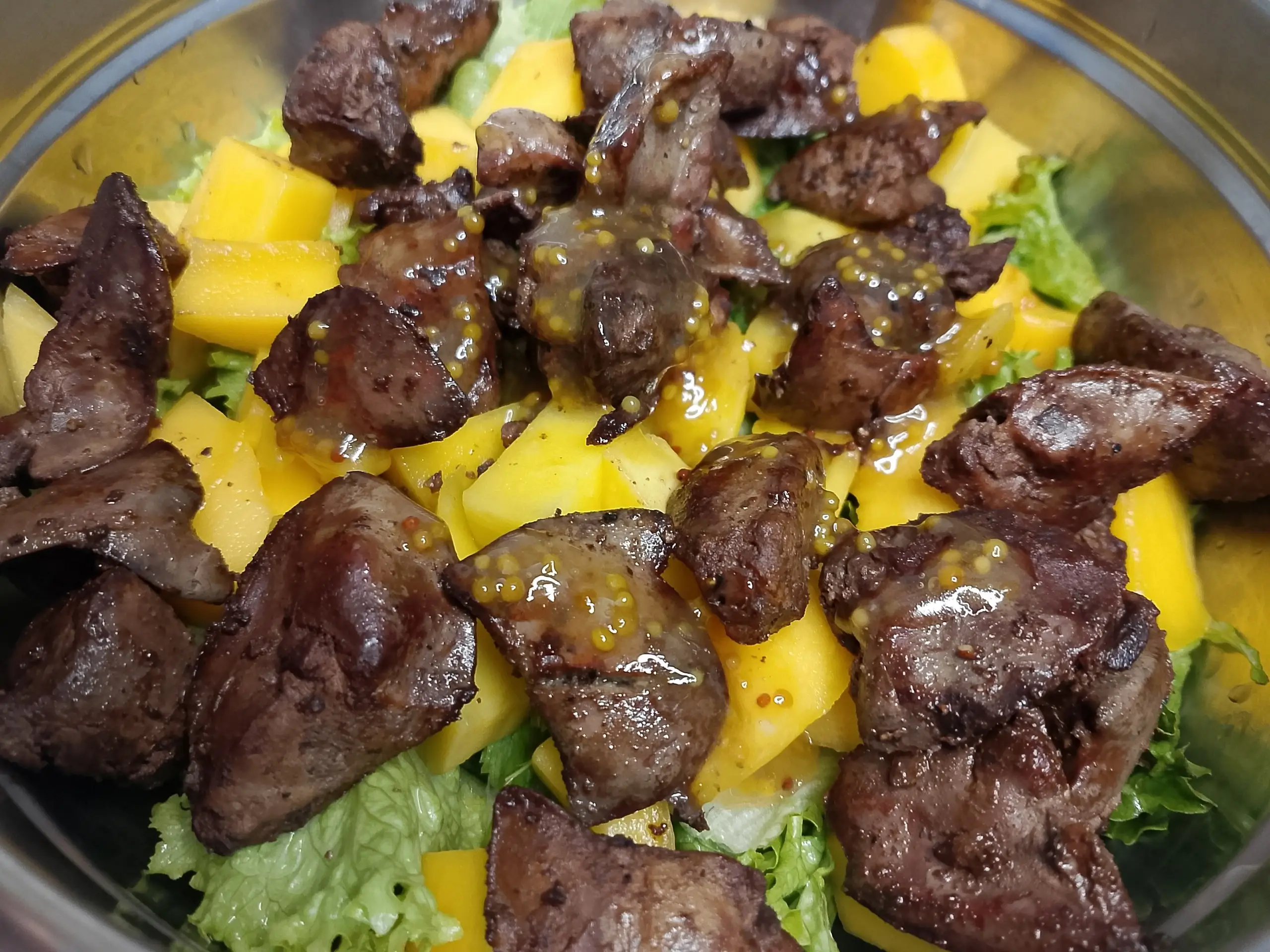 Шаг 9: Салат с куриной печенью и манго