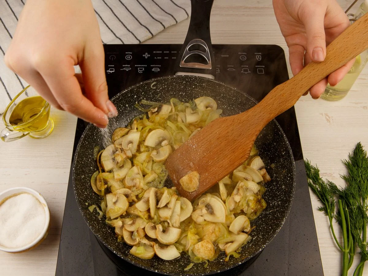 Шаг 9: Салат с шампиньонами и крабовыми палочками