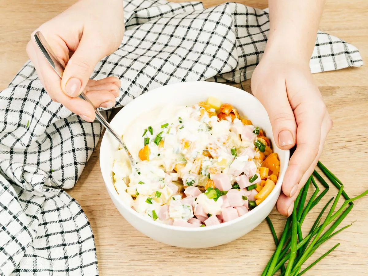 Шаг 9: Салат с ветчиной и маринованными опятами