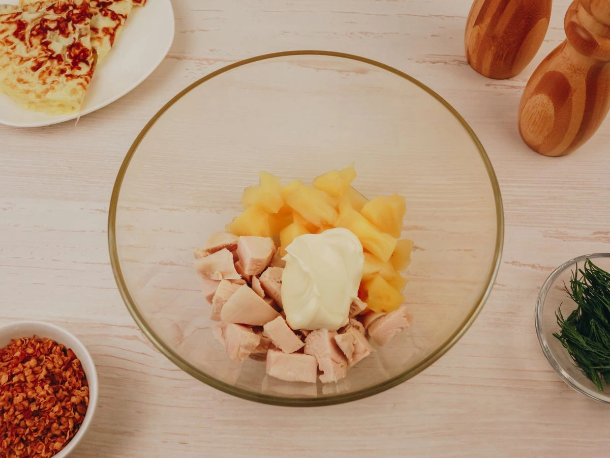 Шаг 9: Салат с яичными блинчиками, курицей и ананасом