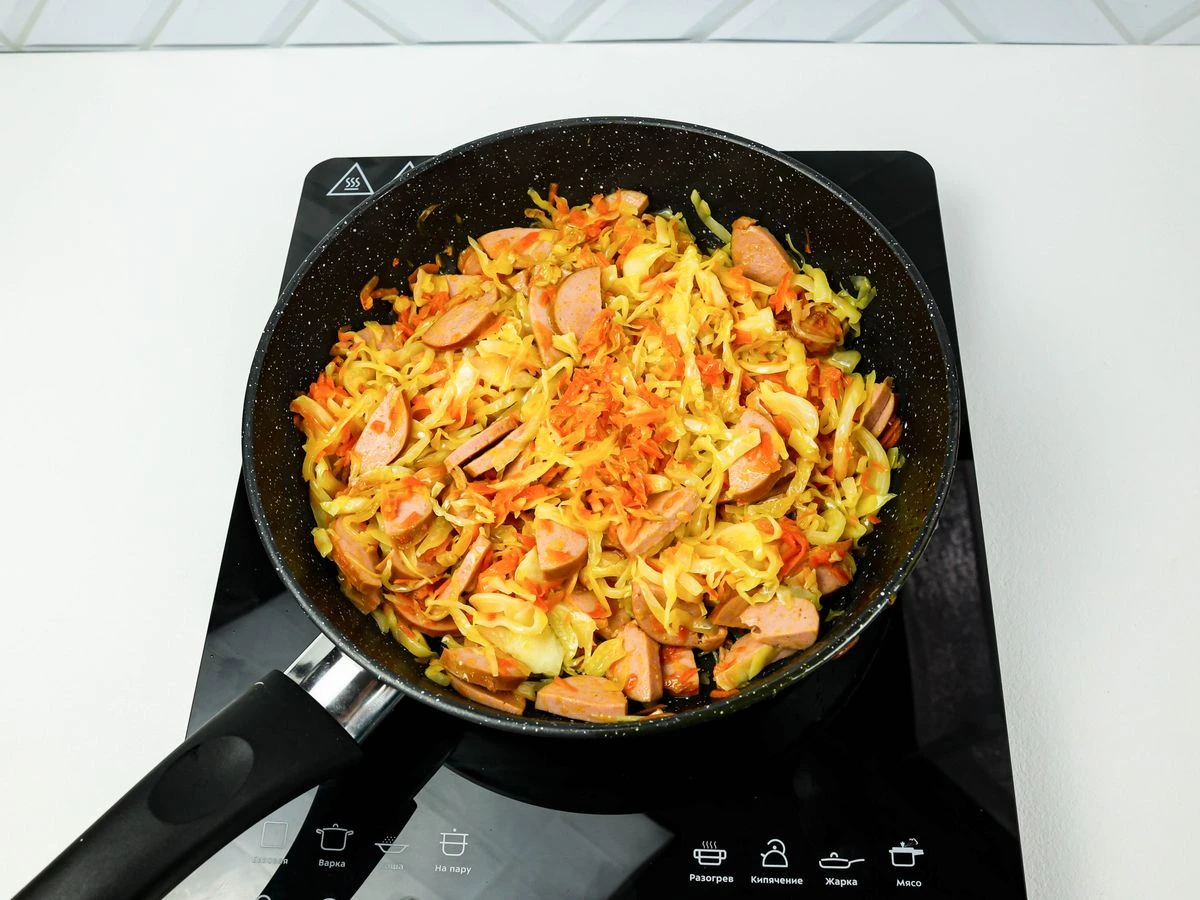 Шаг 9: Сардельки с тушеными овощами
