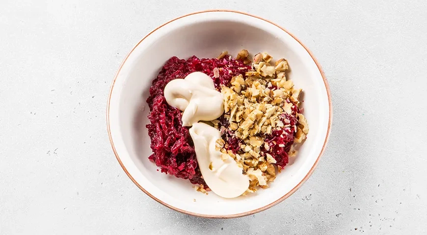 Селедка под шубой с орехами: шаг 9