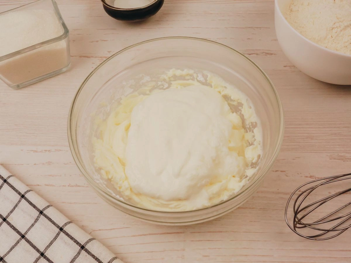 Шаг 9: Шахматный бисквит с голубикой и творожным сыром