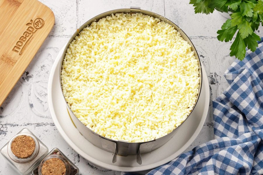 Шаг 9: Слоеный салат с куриной печенью