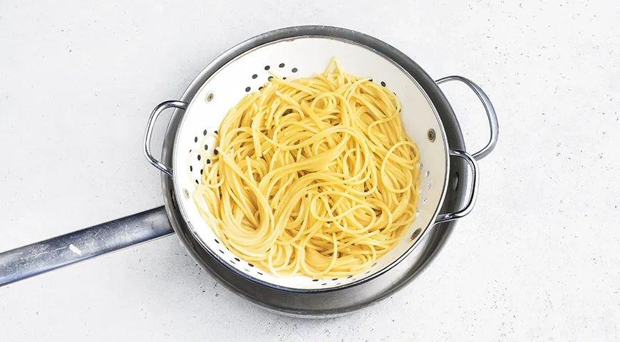 Спагетти по-домашнему с курицей и овощами в соусе: шаг 9