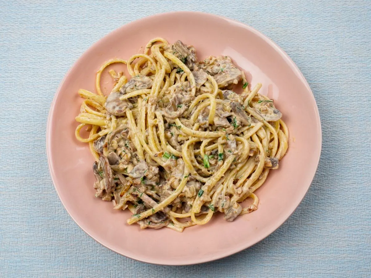 Шаг 9: Спагетти с грибами и орехами