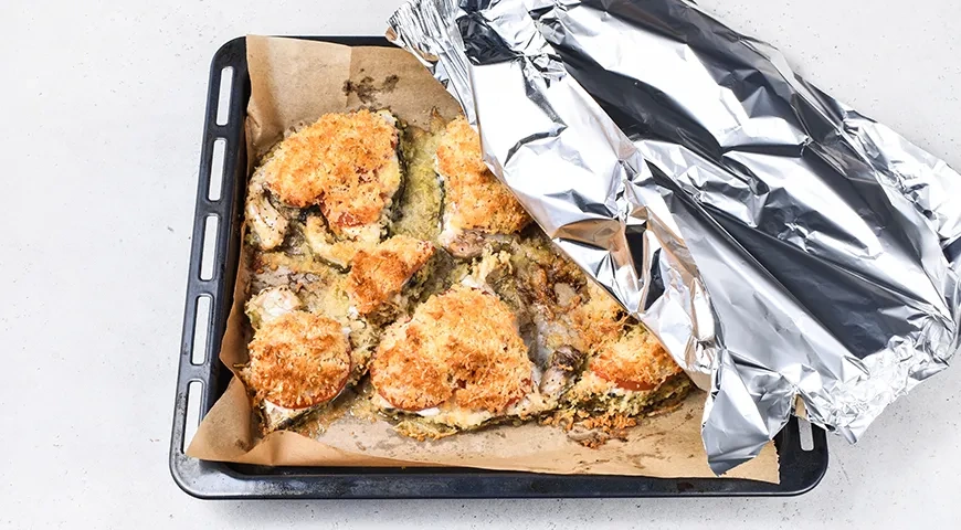 Стейк зубатки, запеченный с сыром и помидорами в духовке: шаг 9