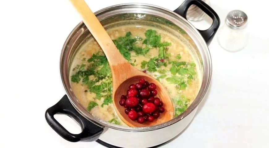 Суп с тунцом и клюквой: шаг 9