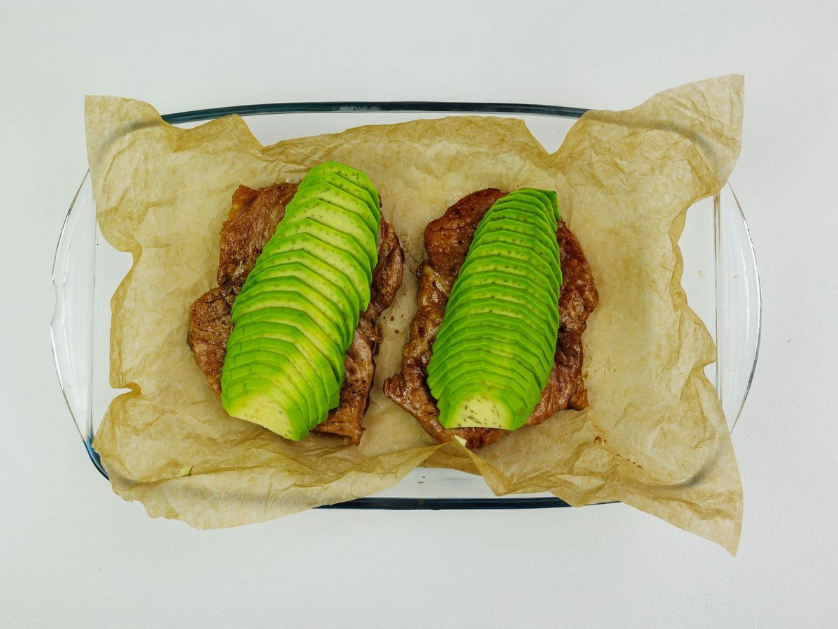 Шаг 9: Свинина с авокадо под сырной шапкой