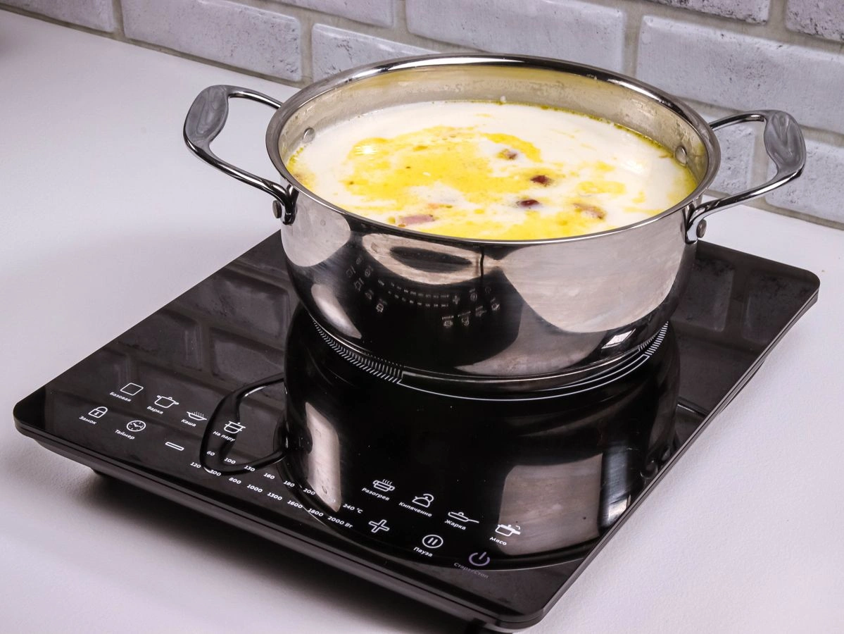 Шаг 9: Сырный суп с охотничьими колбасками