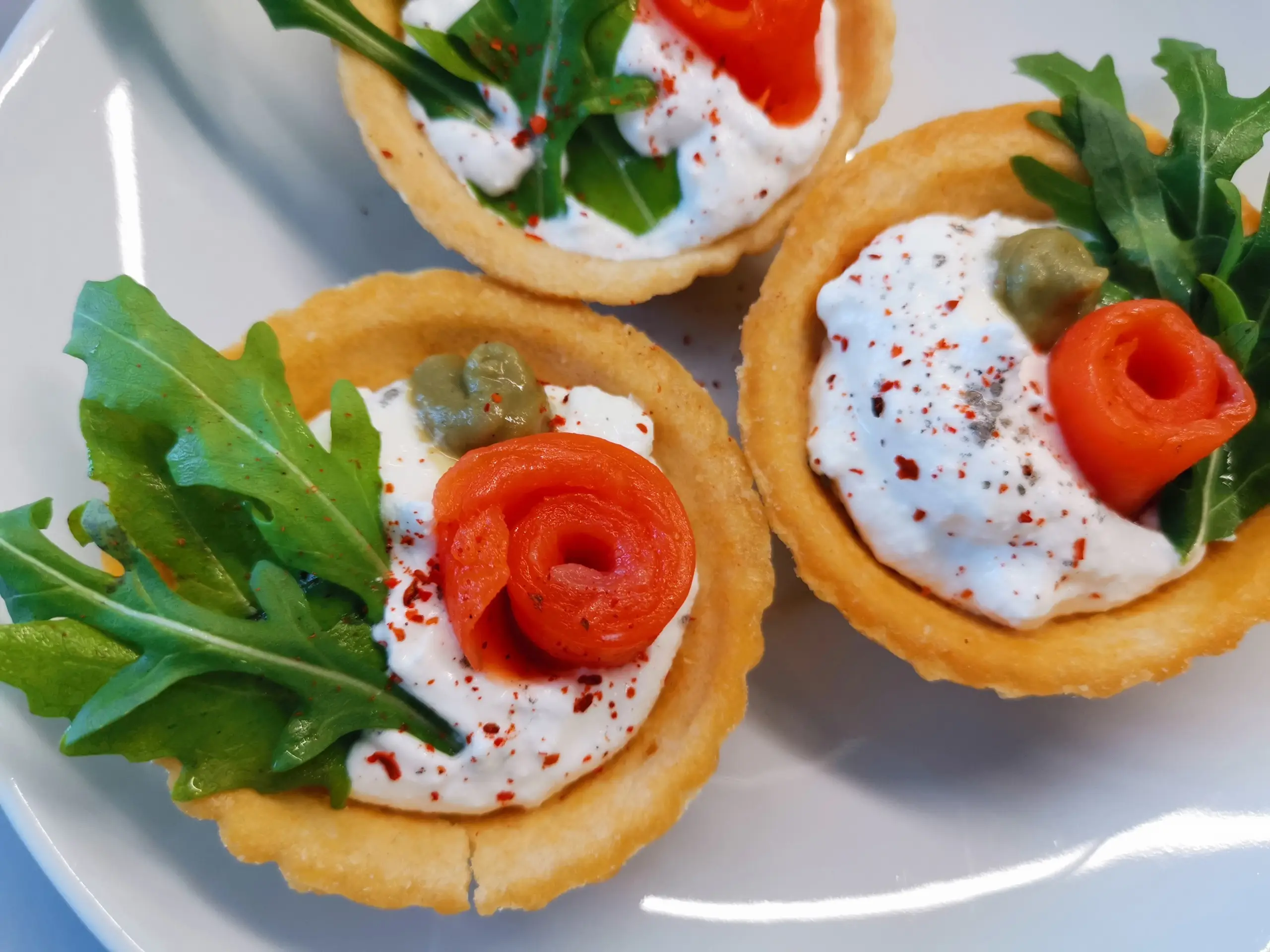 Шаг 9: Тарталетки с красной рыбой