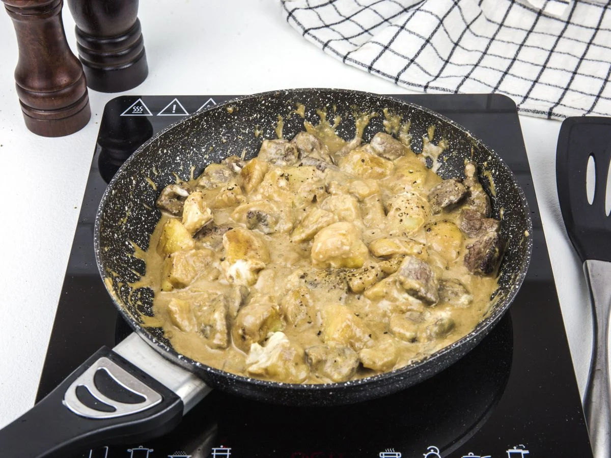 Шаг 9: Теплый картофельный салат с говядиной и опятами