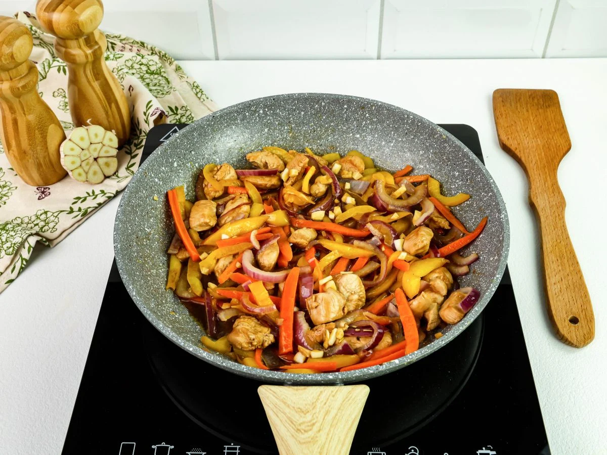 Шаг 9: Теплый салат с фунчозой, курицей и овощами