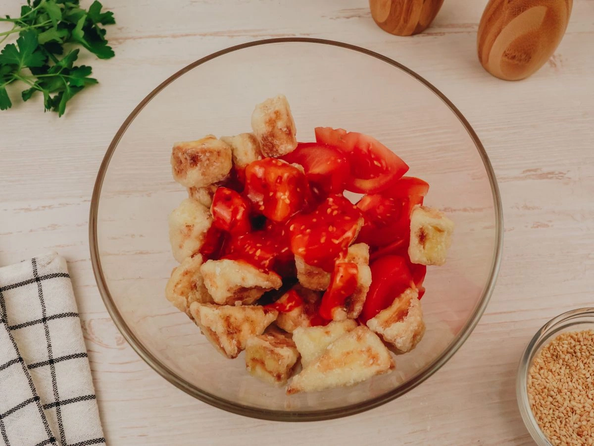 Шаг 9: Теплый салат с хрустящими баклажанами