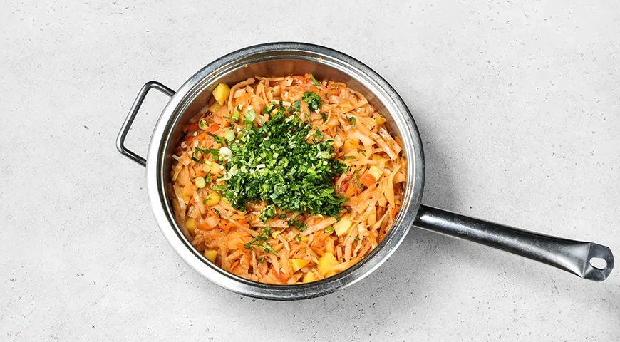 Тушеная капуста с картошкой: шаг 9