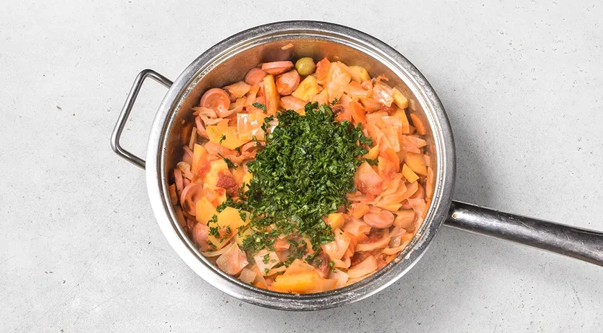 Тушеная капуста с картошкой и сосисками: шаг 9