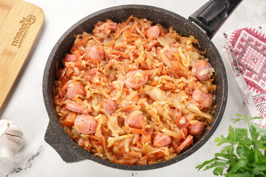 Шаг 9: Тушеная капуста с сосисками