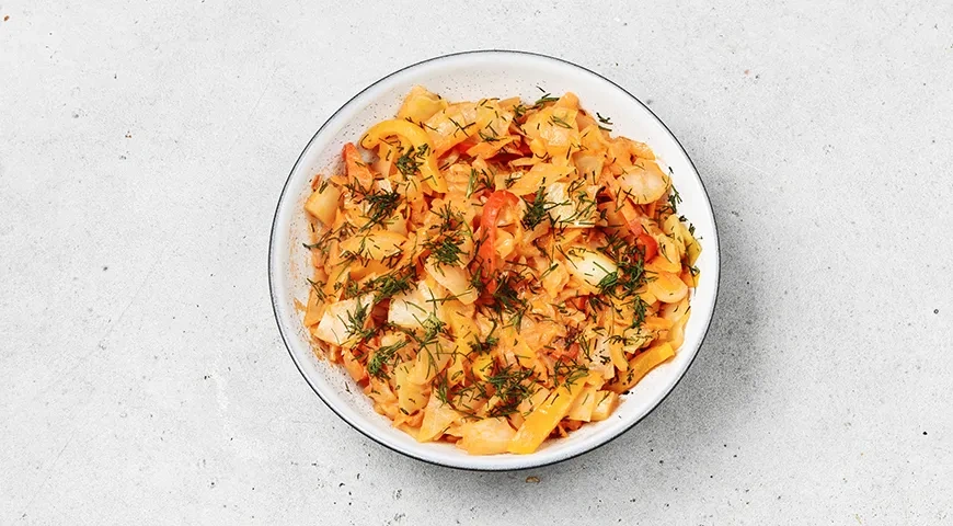 Тушеная капуста в сметанно-томатном соусе: шаг 9