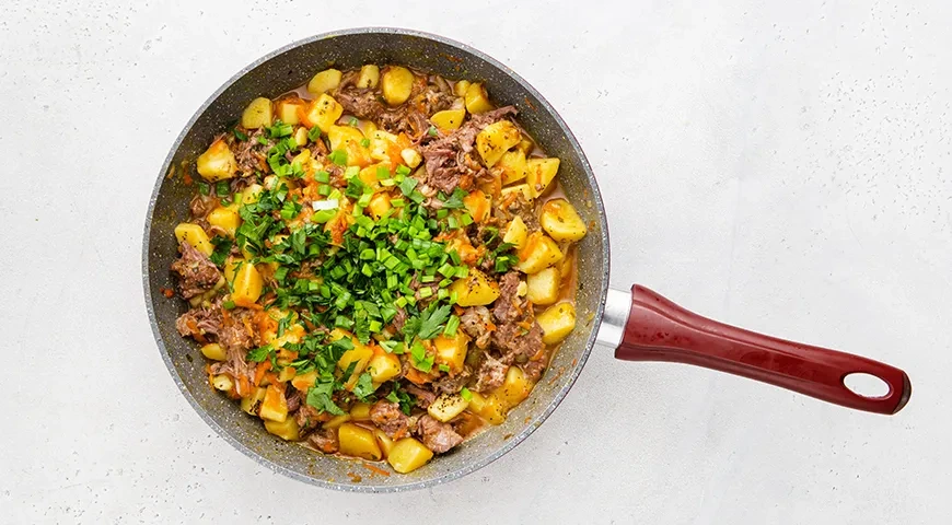 Тушеная картошка с тушенкой: шаг 9