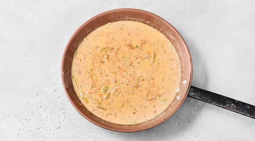 Тушеная рыба с овощами и сметаной на сковороде: шаг 9