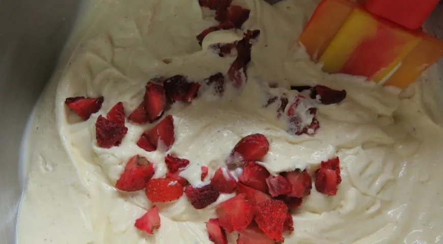 Творожный пирог с клубникой: шаг 9