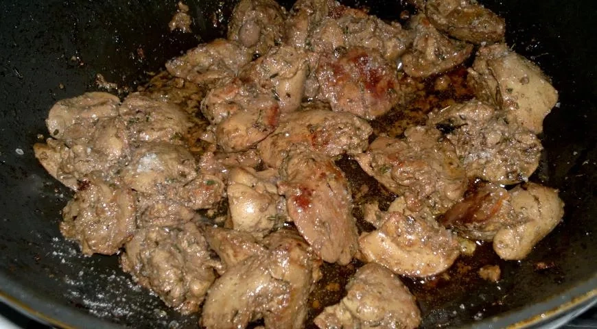 Тёплый салат из чечевицы, куриной печёнки и сладкого перца: шаг 9